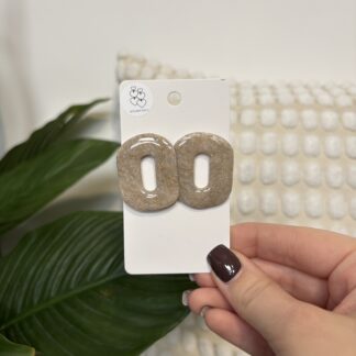 Owalne kolczyki ze złotymi akcentami. Glina polimerowa.